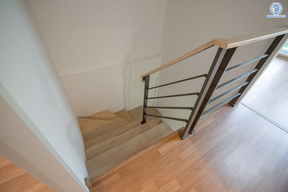 บ้านมือสองตกแต่งใหม่ โครงการ ลุมพินีทาวน์วิลล์ ราชพฤกษ์-นครอินทร์ เนื้อที่ 17.5 ตร.ว. ฟังก์ชัน 3 ห้องนอน 2 ห้องน้ำ 1 ที่จอดรถ บรรยากาศโครงการมีความเป็นส่วนตัว หน้าบ้านไม่ชนใคร พร้อมสิ่งอำนวยความสะดวกโครงการครบครัน บนทำเลดีเชื่อมต่อเข้าเมืองได้ง่าย ทั้งถนนราชพฤกษ์ ถนนนครอินทร์ จุดขึ้นทางด่วน "ศรีรัช"